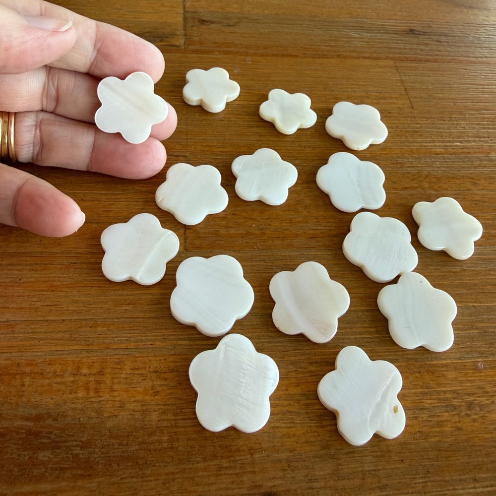 15 Stunning Flower Shaped Ivory Cream 24mm Shell Beads for Jewelry Making